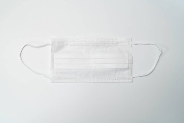 Beyaz arka planda koruyucu tıbbi maske.