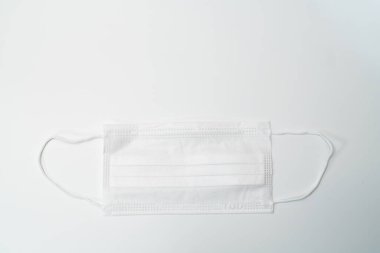 Beyaz arka planda koruyucu tıbbi maske.