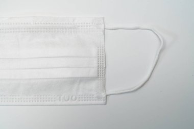 Beyaz arka planda koruyucu tıbbi maske.