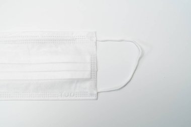 Beyaz arka planda koruyucu tıbbi maske.