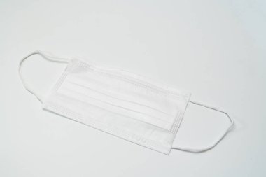 Beyaz arka planda koruyucu tıbbi maske.