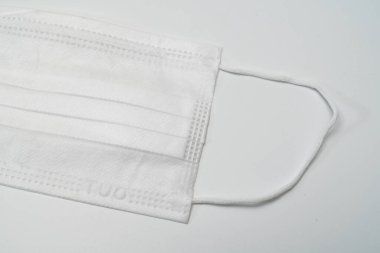 Beyaz arka planda koruyucu tıbbi maske.