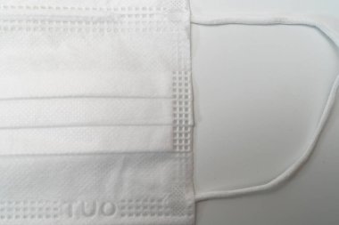 Beyaz arka planda koruyucu tıbbi maske.