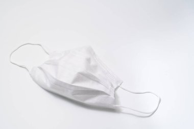 Beyaz arka planda koruyucu tıbbi maske.