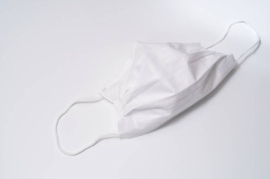 Beyaz arka planda koruyucu tıbbi maske.