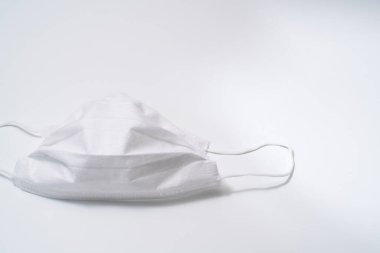 Beyaz arka planda koruyucu tıbbi maske.