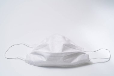 Beyaz arka planda koruyucu tıbbi maske.