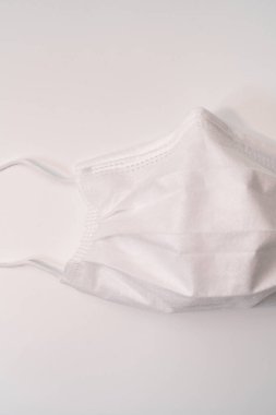 Beyaz arka planda koruyucu tıbbi maske.