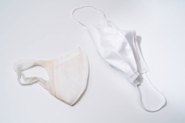 Beyaz arka planda koruyucu tıbbi maske.