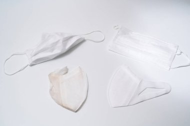Beyaz arka planda koruyucu tıbbi maske.