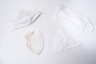 Beyaz arka planda koruyucu tıbbi maske.