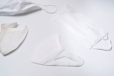 Beyaz arka planda koruyucu tıbbi maske.