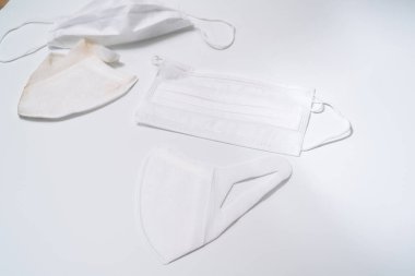 Beyaz arka planda koruyucu tıbbi maske.