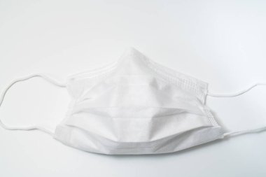 Beyaz arka planda koruyucu tıbbi maske.