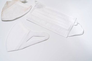 Beyaz arka planda koruyucu tıbbi maske.