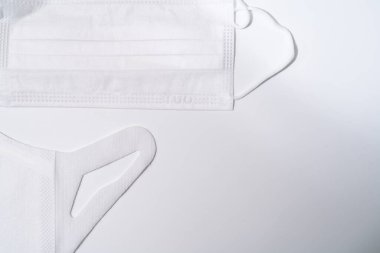 Beyaz arka planda koruyucu tıbbi maske.