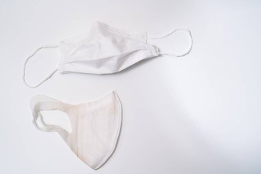 Beyaz arka planda koruyucu tıbbi maske.