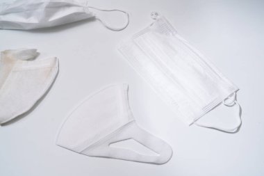 Beyaz arka planda koruyucu tıbbi maske.