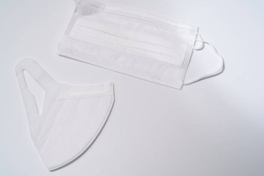Beyaz arka planda koruyucu tıbbi maske.