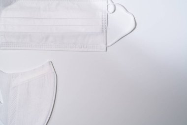 Beyaz arka planda koruyucu tıbbi maske.
