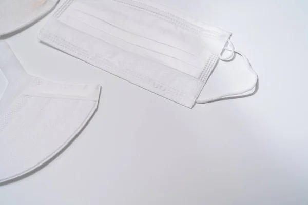 白色背景的防护口罩 — 图库照片