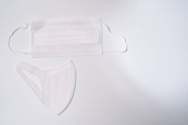 Beyaz arka planda koruyucu tıbbi maske.