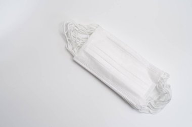 Beyaz arka planda koruyucu tıbbi maske.