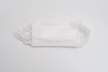 Beyaz arka planda koruyucu tıbbi maske.