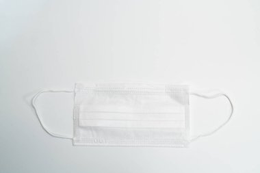 Beyaz arka planda koruyucu tıbbi maske.