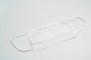 Beyaz arka planda koruyucu tıbbi maske.