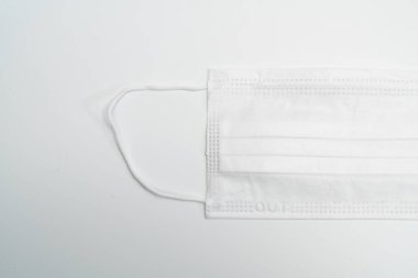 Beyaz arka planda koruyucu tıbbi maske.
