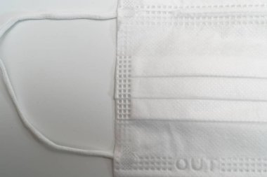 Beyaz arka planda koruyucu tıbbi maske.