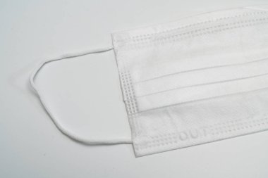 Beyaz arka planda koruyucu tıbbi maske.