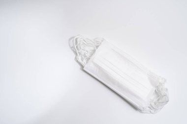 Beyaz arka planda koruyucu tıbbi maske.