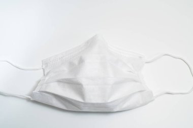 Beyaz arka planda koruyucu tıbbi maske.