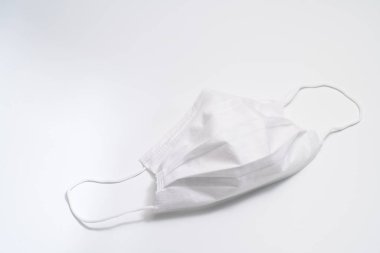 Beyaz arka planda koruyucu tıbbi maske.