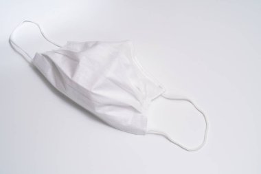 Beyaz arka planda koruyucu tıbbi maske.