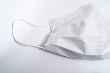 Beyaz arka planda koruyucu tıbbi maske.