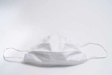 Beyaz arka planda koruyucu tıbbi maske.