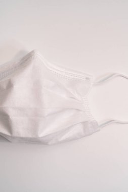 Beyaz arka planda koruyucu tıbbi maske.