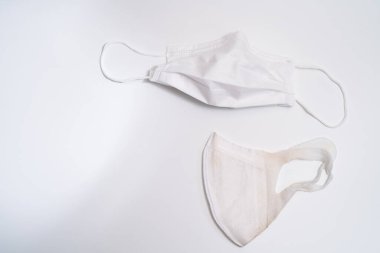 Beyaz arka planda koruyucu tıbbi maske.