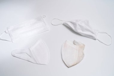 Beyaz arka planda koruyucu tıbbi maske.