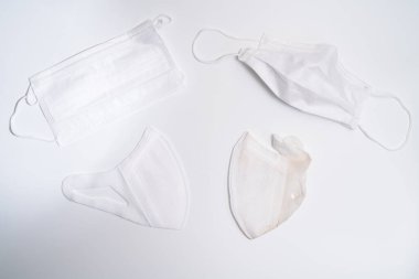 Beyaz arka planda koruyucu tıbbi maske.