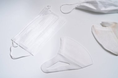 Beyaz arka planda koruyucu tıbbi maske.