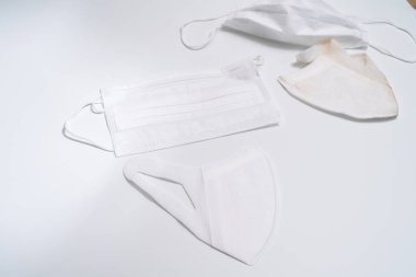 Beyaz arka planda koruyucu tıbbi maske.