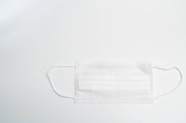 Beyaz arka planda koruyucu tıbbi maske.