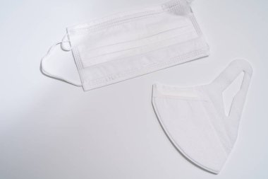 Beyaz arka planda koruyucu tıbbi maske.