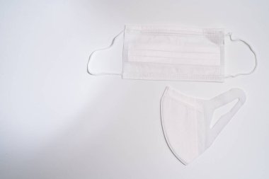 Beyaz arka planda koruyucu tıbbi maske.