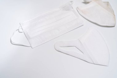 Beyaz arka planda koruyucu tıbbi maske.