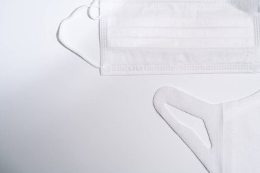 Beyaz arka planda koruyucu tıbbi maske.
